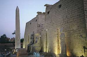 在弗(Thebes)的Temple At Dusk (9516 bytes)