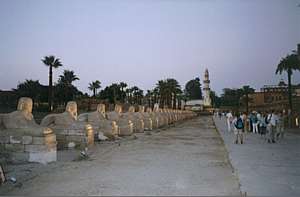 在弗(Thebes)的两公里长的狮身人面像大道 (7400 bytes)